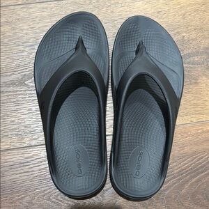 OOFOS Black Sandals with Y-Shaped Thong Strap and Matte Finish